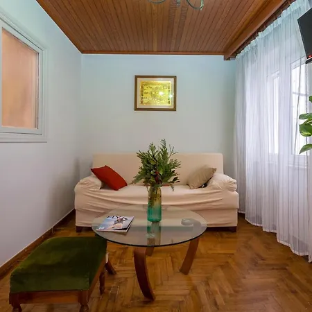 Carmen & Vasia Nest